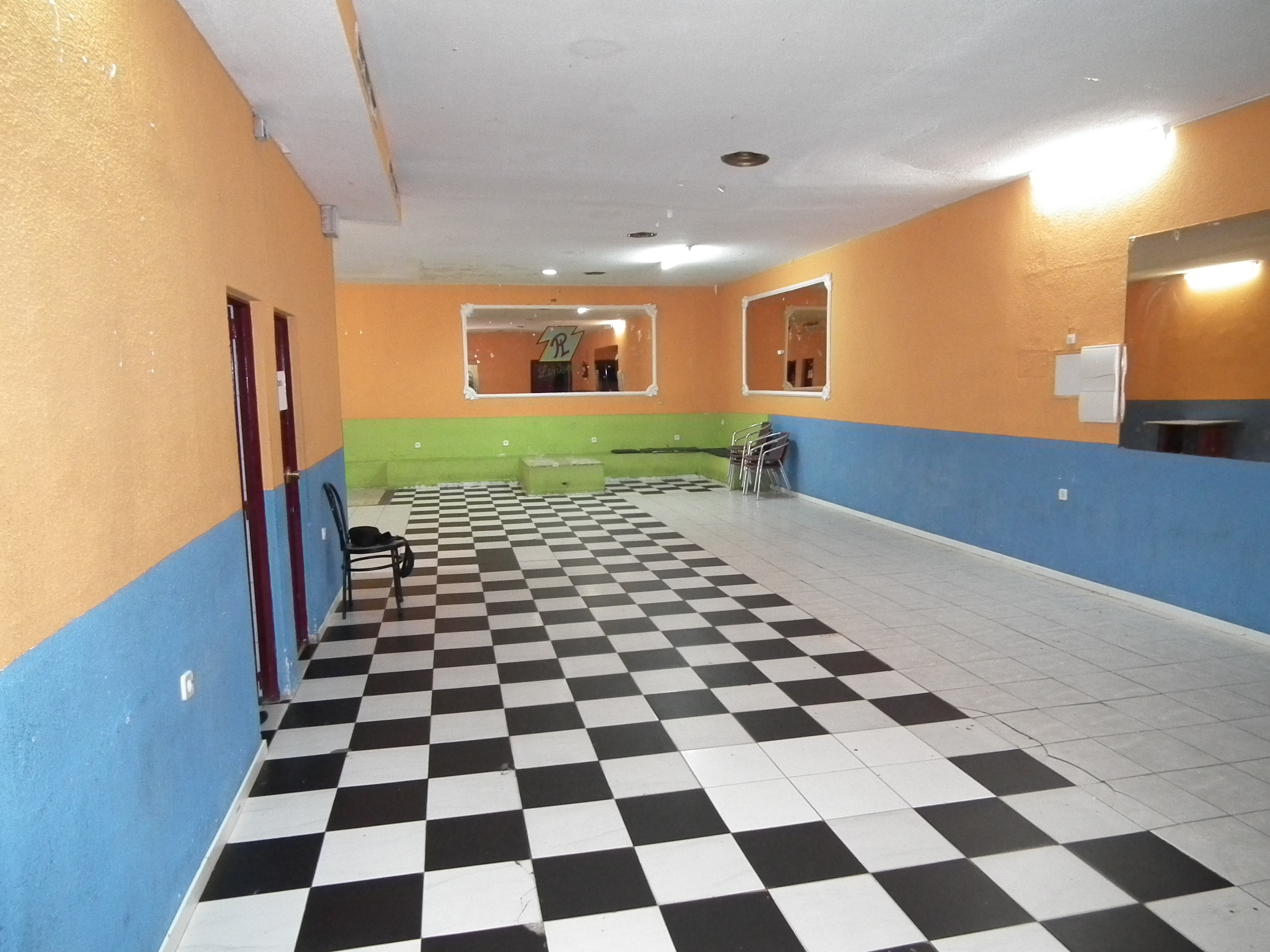 SE ALQUILA:
Local 170 m2 Villa de Vallecas